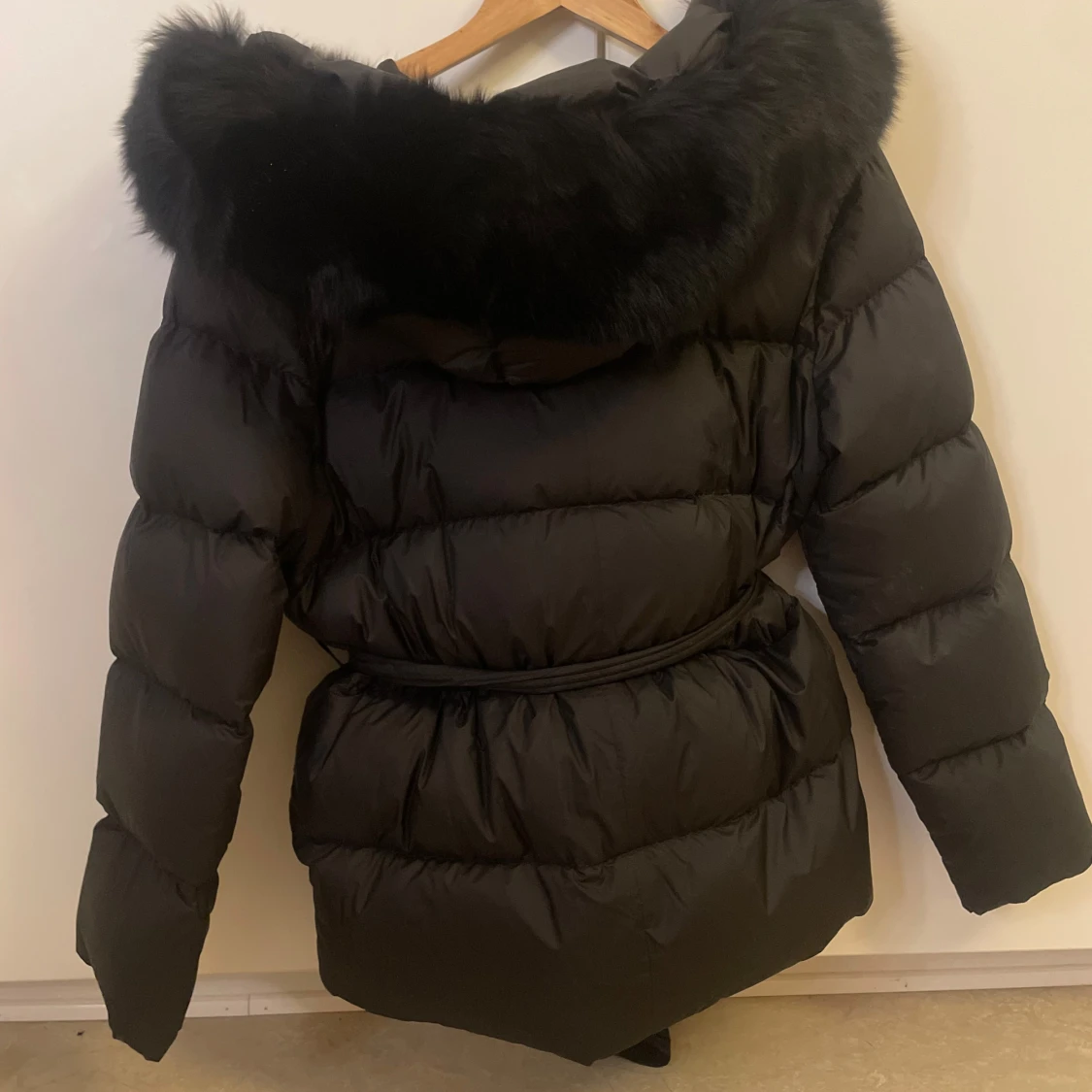 Svart pufferjacka äkta päls krage - 1