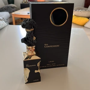 Lattafa his confession - Lattafa his confession med doft av vanilj och amber. Mycket passande doft till kallare väder. Allt är kvar och den är som ny. Byten är även intressanta.