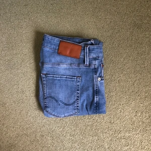 Jack & Jones jeans 👖  - Säljer ett par ljusblåa jeans från Jack & Jones, modell: Slim fit/Glenn, storlek: W30 L32, nypris: 600kr, mitt pris: 149kr, säljer billigt då de är för småa och lite äldre än de andra jag har, skriv vid funderingar!