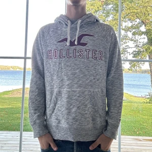 Hollister Hoodie - Grå Hollister hoodie i mycket bra skick | Storlek: S | Jag är 182cm och väger 65kg📏| Vid frågor eller diskussion om pris är det bara att skriva✍🏼| Frakt inom 48h📦