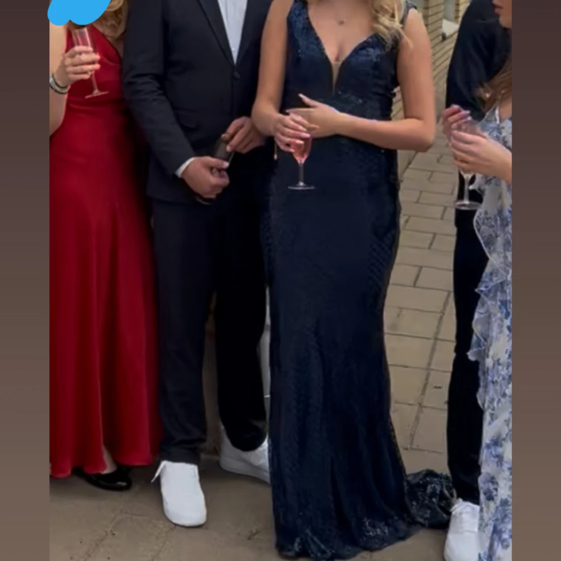 Marinblå glittrig långklänning - 4