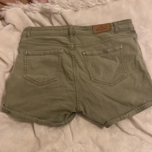 Gröna shorts - Kontakta gärna vid frågor :)