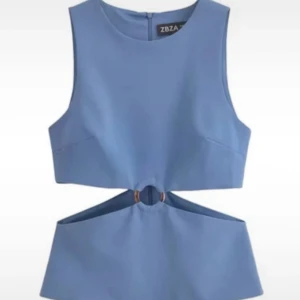 Blå topp med cut out - Säljer denna jättefina blåa toppen från ZBZA. Som tyvärr var för liten för mig💕