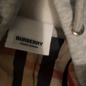 Grå burberry kofta - En jätte bra kofta och är helt ny och ovänvänd