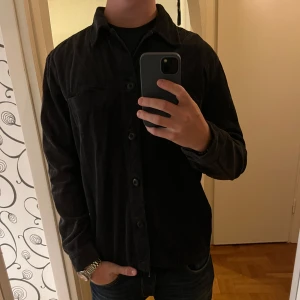 A Days March Overshirt svart  - Säljer denna sjukt snygga Overshirten från A Days March⭐️ Färgen är svart och storleken är M✅ Den har inga defekter och skicket är utomordentligt🙌🤝 Sjukt najs passform och passar perfekt till hösten🍁🙌 Tveka inte på att höra av er dig vid minsta fråga eller fundering😊