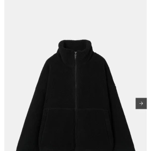 Svart teddyjacka med dragkedja - säljer en jätte snygg Mysig svart teddyjacka från åhléns. . Perfekt för kalla dagar när du vill vara både varm och snygg. den är andvändänd några gånger men den är som ny skic 