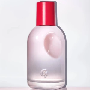GLOSSIER You - Säljer ett 50 ml exemplar av Glossier You, använd. Uppskattar att 80% av parfymen är kvar. Köptes via Glossiers hemsida. Originalförpackningen ingår. OBS! Ej fast pris, priset kan diskuteras! Skriv om du har frågor ❤️