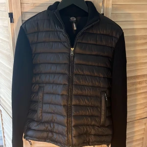 Svart cardigan Colmar, strl 48 - Säljer min colmar cardigan eftersom den inte passar längre. Jackan är fortfarande i väldigt bra skick. Priset är inte hugget i sten.
