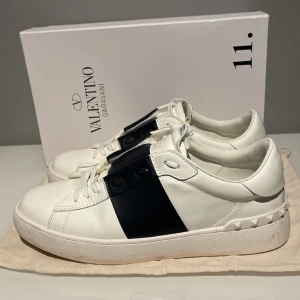 Valentino skor - Hej! Säljer dessa svarta  valentino open skorna i storlek 44. Jätte fint skick. Tillkommer box och skopåse.