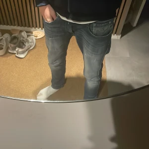 Replay jeans  - Tjena! Säljer nu ett par  replay anbass jeans i slim fit. Säljer pga att de inte passade mig. Har kvitto och allt . Tveka inte på att fråga frågor och priset är ej hugget i sten! 
