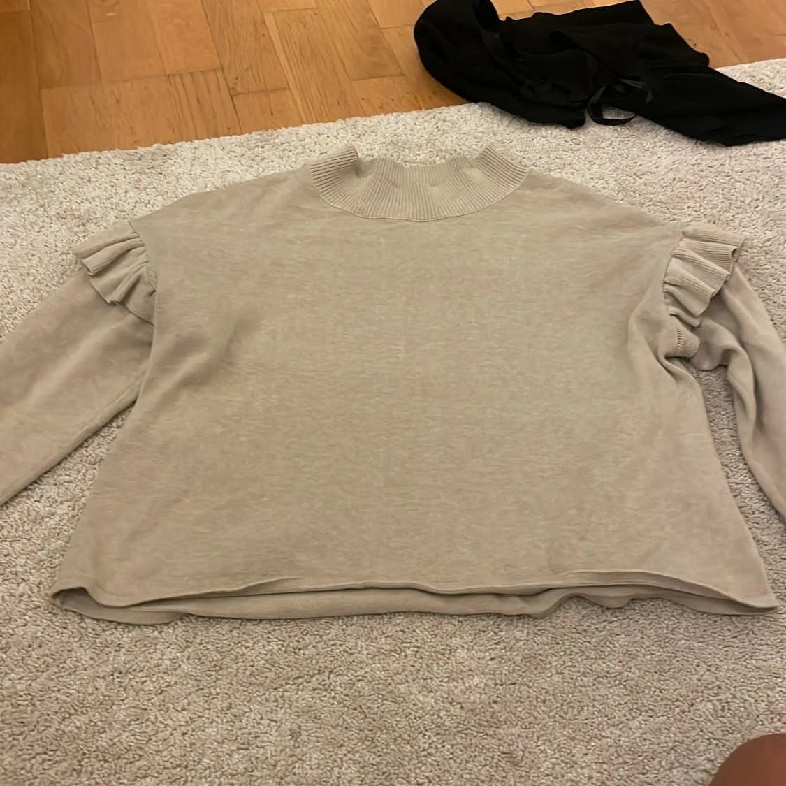 Beige stickad tröja med volangdetalj - 4