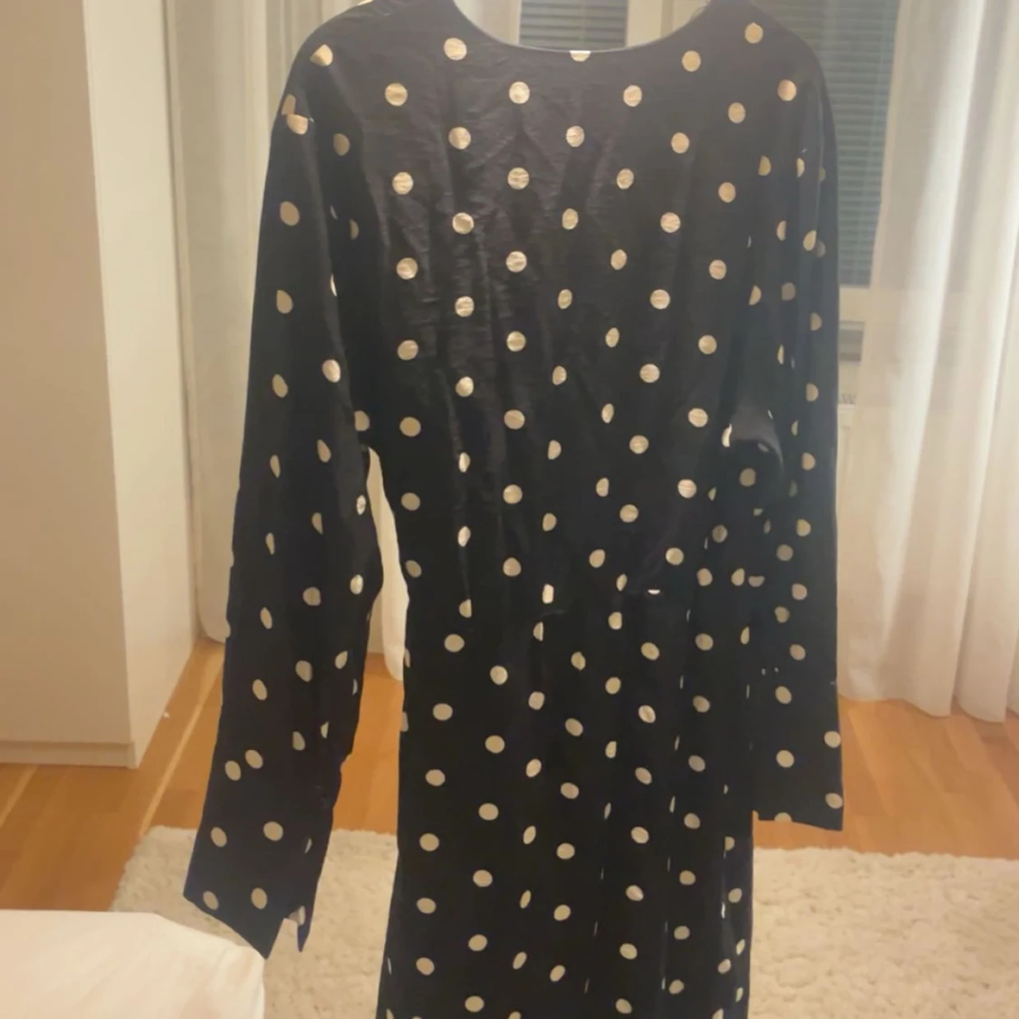 Svart prickig omlottklänning - 1