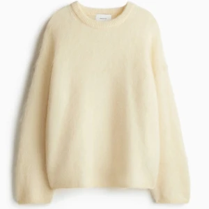 Mohair tröja  - Super fin och mysig stickad mohair tröja som är helt slutsåld på hm💗Tröjan är i nytt skick men säljer då jag tycker den sitter lite stort på mig. Caption från förra ägaren