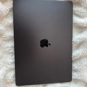 MacBook Pro apple 16 inch  - Snygg MacBook Pro i Space Gray med stor Retina-skärm och tangentbord i toppskick. Några små repor och märken syns på locket, men datorn fungerar utmärkt. Perfekt för studier, arbete eller kreativt skapande. Levereras återställd och redo att användas.