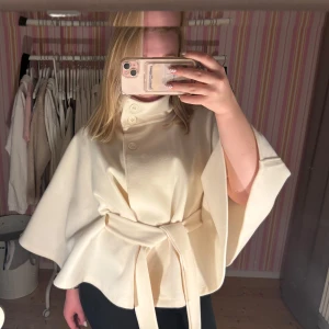 Belt cape jacket Gina - Superfin och super populär kappa från gina, perfekt nu till hösten🍂Helt slutsåld på hemsidan. Stl. xs/s. Går också jättebra att lägga egna prisförslag💗