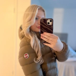 Brun colmar jacka - Säljer en snygg brun colmar dunjacka i  bra skick. Den har en mysig huva och är perfekt för kyliga dagar. Jackan är figursydd och har en stilren design. Passar perfekt för höst och vinter❣️❣️skriv om ni har några frågor 