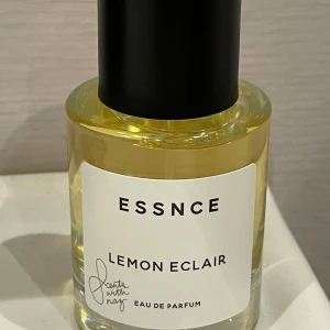 Essnce Lemon Eclair Parfym - Modern Eau de Parfum med fräsch vibe. Perfekt för dig som vill sticka ut med en unik doft. Snygg och stilren flaska, enkel att ta med. Namnet Lemon Eclair ger en hint om karaktären. Skapad av Scenta With Nay. Oanvänd!