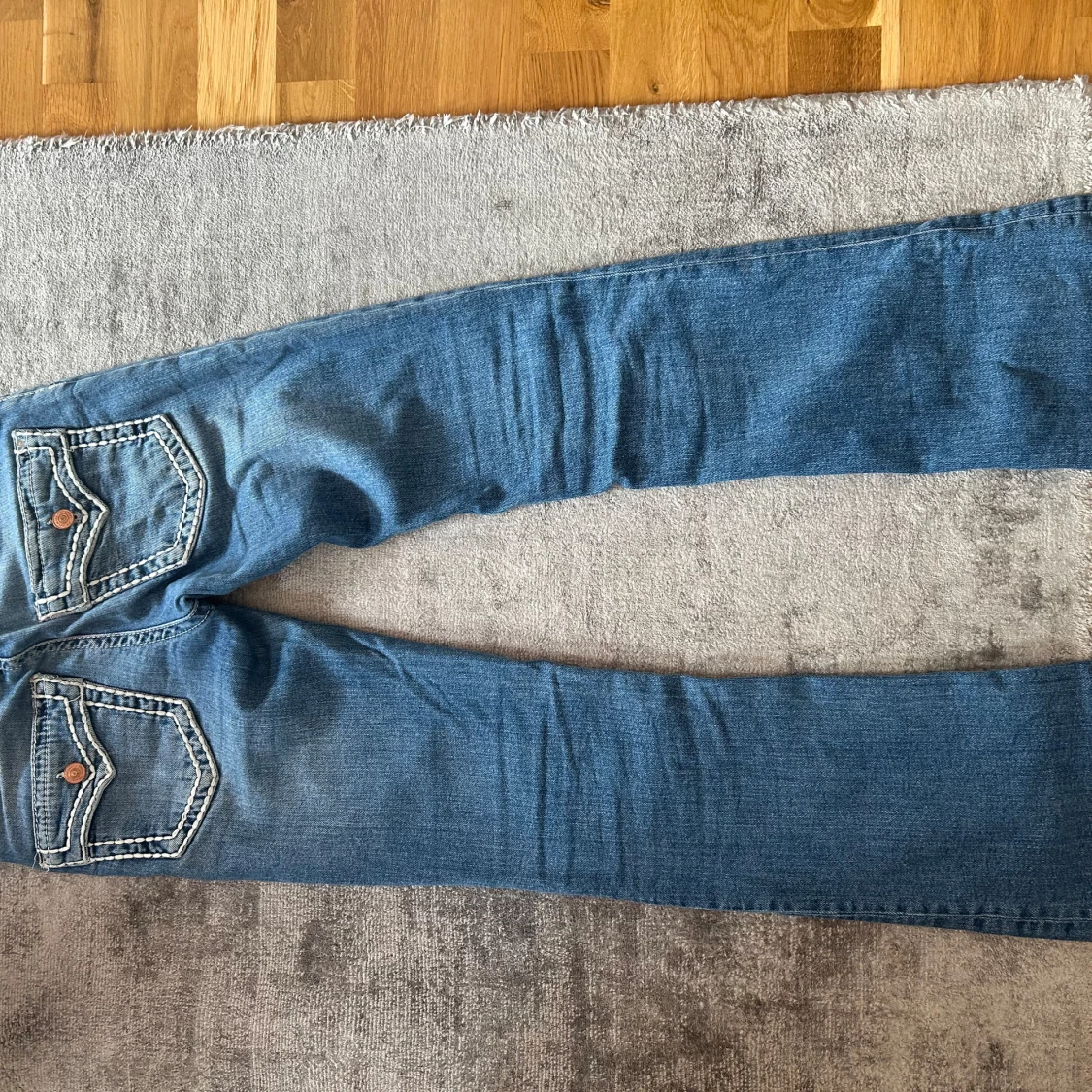 Blå jeans med kontrastsömmar - 1