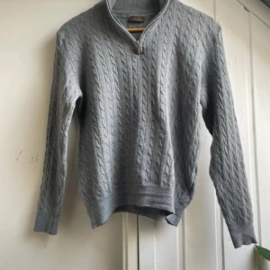 Stenströms 100% Merino Kabelstickad Half Zip - Tröja från Stenströms i 100% merinoull.  Storlek M, men sitter som S/XS | Skick: 9,8/10 ⭐️NYPRIS: 1999kr | Perfekt tröja inför hösten & skolan 🍁🏫