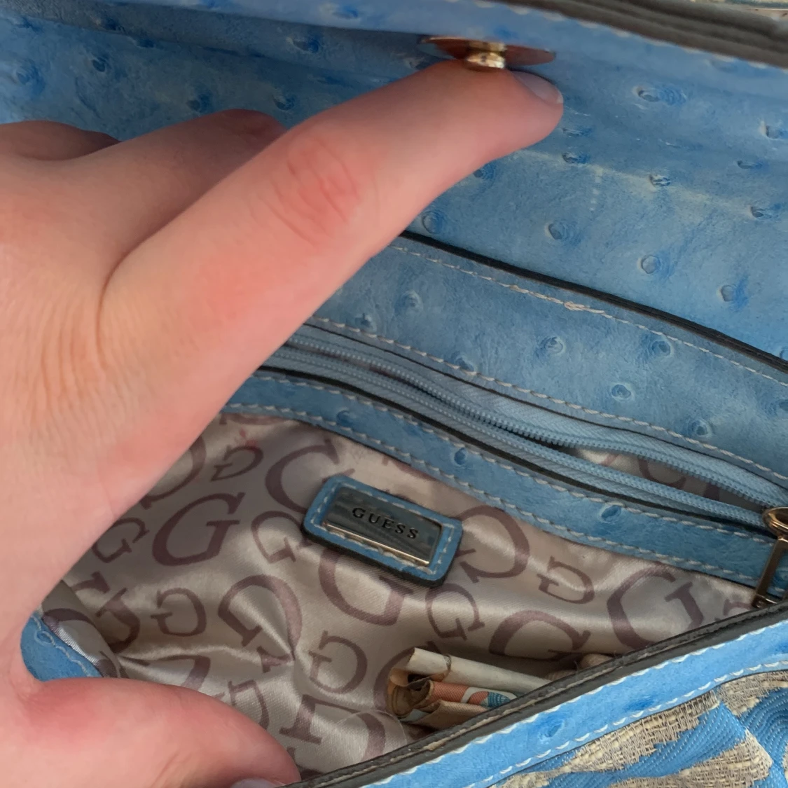 Blå och beige handväska från Guess - 2