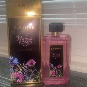 La Rive Vintage Flowers Parfym - La Rive Vintage Flowers eau de parfum med färgstark design och blommigt tema. Perfekt för dig som vill sticka ut med en snygg flaska i väskan eller på hyllan. Volym och ingredienser 