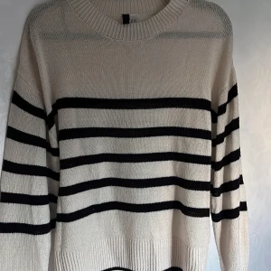 Randig stickad tröja från H&M Divided - Säljer en beige och svart randig stickad tröja från H&M Divided. 🤎Tveka inte att höra av dig!