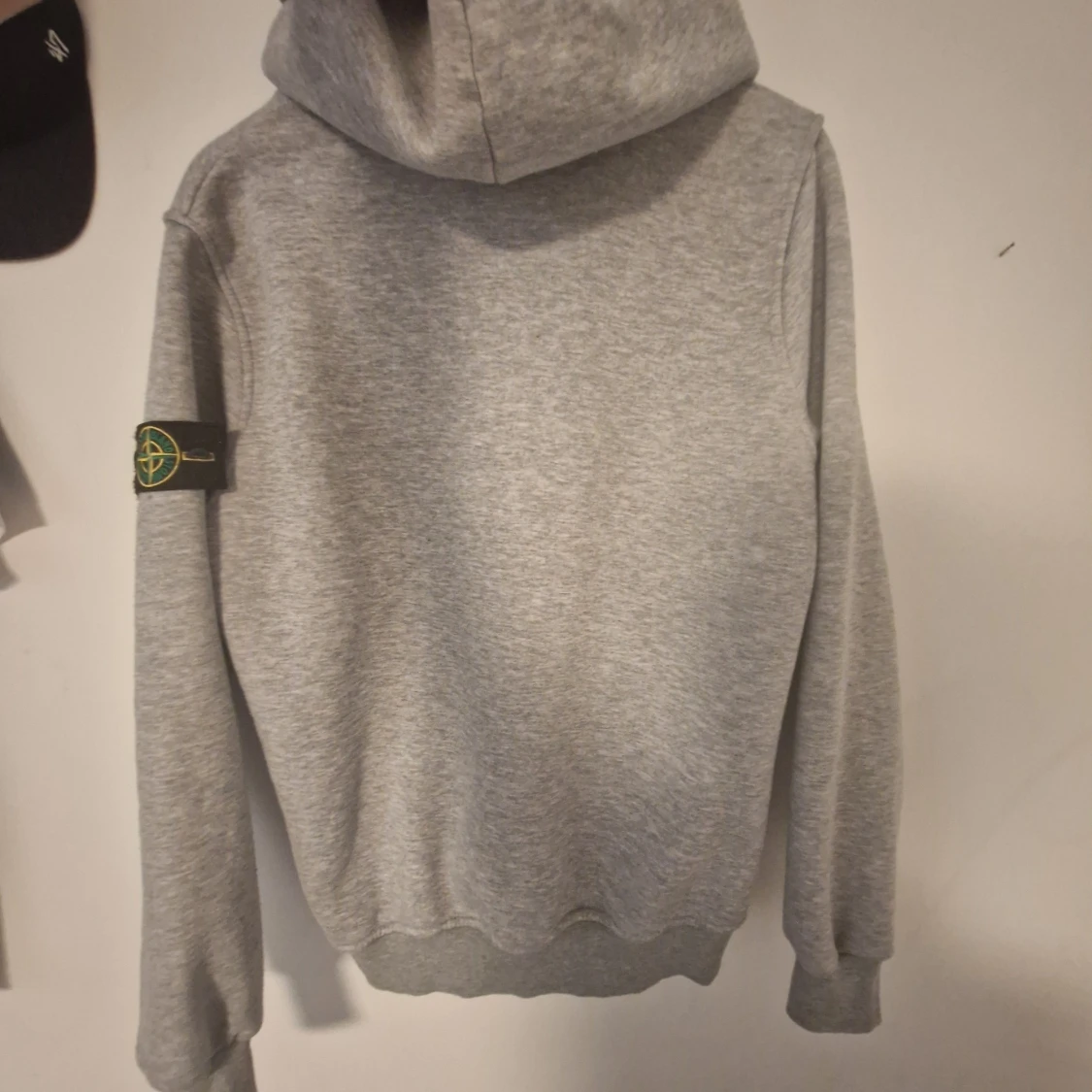 Grå half zip hoodie från Stone Island - 1