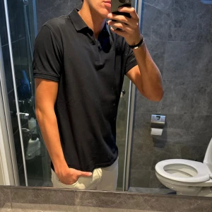 Mörkblå pikétröja från Massimo Dutti - Snygg mörkblå pikétröja från Massimo Dutti i extra fin bomull. Pikén är i bra skick och har inga defekter. Jag är 188cm och bär storlek M vilket är lagom för mig. Skriv vid funderingar;)