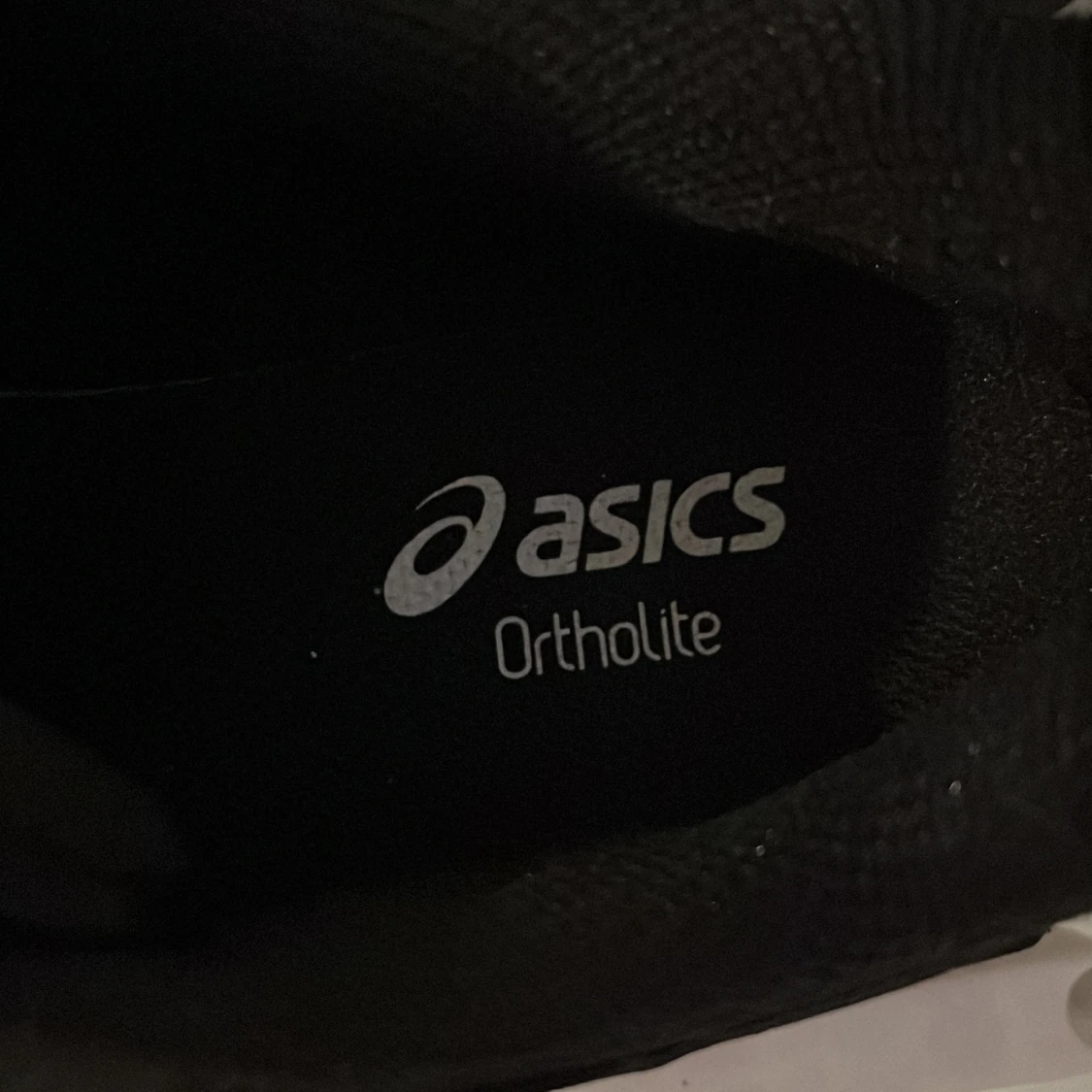 Svarta Asics sneakers med orange detaljer - 1