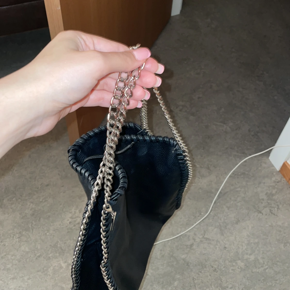 Svart axelväska med kedja från Gina Tricot - 3