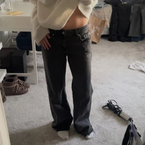 Svarta raka jeans med låg midja - Sååå snygga jeans från NA-KD! Dom är i väldigt bra skick men har slitningar nedtill 💕 nypris 699