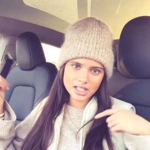 Stickad mössa - Jättesnygg mössa som aldrig är använd💗