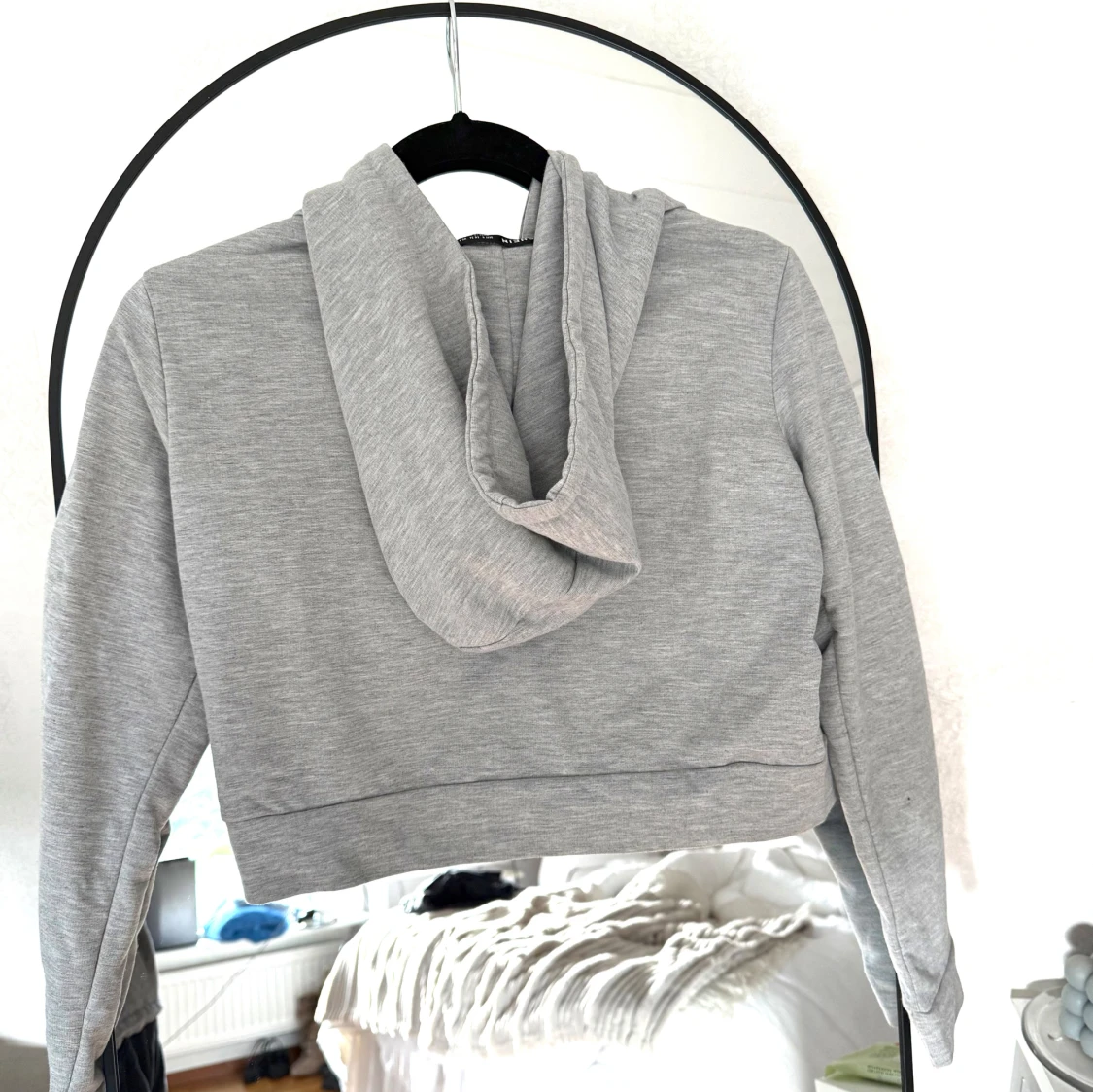 Grå croppad zip hoodie - 1