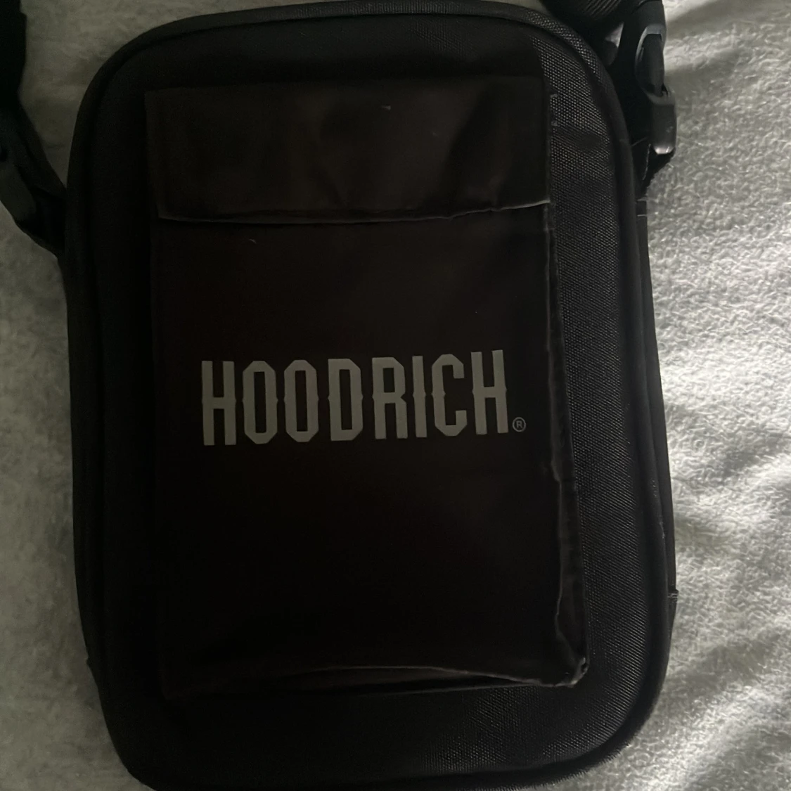 Svart axelväska från Hoodrich - 1