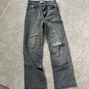 Mango jeans  - Supersnygga jeans i en så skygg grå tvätt, endast använda några gånger!
