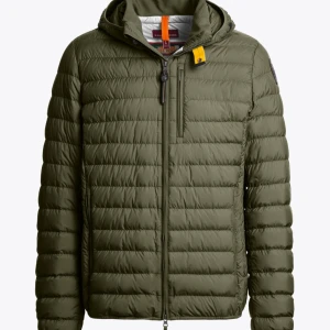 Olivgrön dunjacka från Parajumpers - Snygg olivgrön dunjacka från Parajumpers med huva och klassisk gul detalj vid halsen. Jackan har quiltad design, dragkedja framtill och flera fickor. Perfekt för kyliga dagar och riktigt skön att bära. Köpt för nästan 6000 kr äkta helt ny. Skriv privat om du har några frågor om bilder på jackan eftersom jag inte hunnit ta några vill bara få den såld men tar även emot byten i samma prisklass. Storlek L passar även som m har lapparna kvar