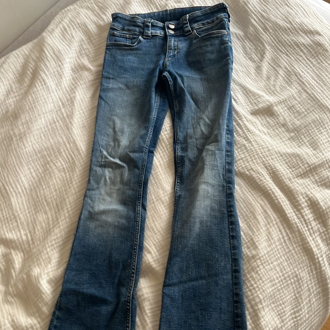 Blå bootcut jeans från H&M