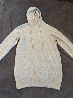 Stickad hoodie - En enkel stickad grå hoodie i helt nytt skick. Storlek XL. Hör av vid frågor och funderingar. Snabb frakt✅