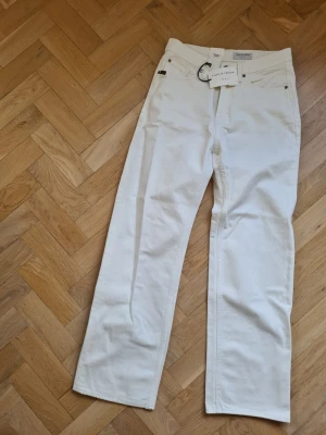 Vita raka jeans från Tiger of Sweden - Vita jeans från Tiger of Sweden med rak passform. Helt nya, aldrig använda!  Storlek: W26 L30 Modell: Lore Nypris: 1299