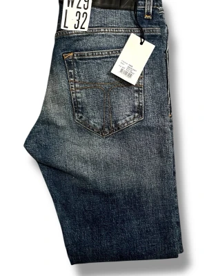 Nya Tiger of Sweden jeans - Tiger of Sweden jeans | Nya med tags Helt nya jeans från Tiger of Sweden, aldrig använda och med originaltags kvar. Modell: Evolve Storlek: 29/32 Färg: Blå Kontakta oss gärna vid fler frågor eller om du vill ha mer information! LumeFashion