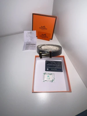 H-bälte unisex - Helt nytt bälte fick i present var för litet för mig. Man kan ändra färg på den. 