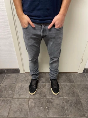 Replay Anbass - Feta grå jeans från Replay. Modell Anbass. Väldigt bra skick. Modellen är 173cm, 64kg. Pris kan diskuteras!