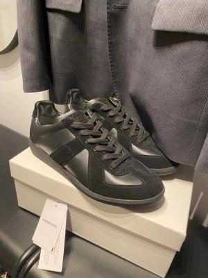 Maison Margiela Gats - Maison Margiela Gats  | Skick: 10/10 (Helt nya) | Storlek: 45 | Retail 5499kr! | Hör av er vid minsta lilla intresse eller  fundering | Priset är ej hugget i sten 🙌