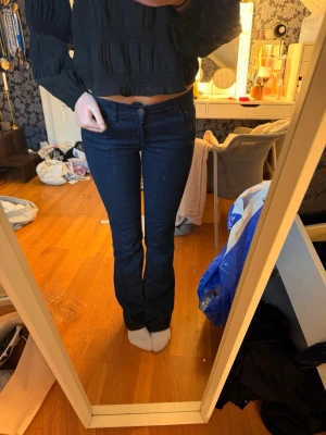 Lågmidjade bootcut jeans - Snygga mörkblå flare jeans med klassisk femficksdesign och låg midja. Jeansen har en smal passform upptill och lätt utsvängda ben. Perfekta till en trendig vardagslook och passar till det mesta. Materialet är stretchigt denim för extra komfort. Innerbenslängd 83 jag är 172 för referens💖