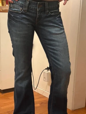 Bootcut lowwaist jeans - Skitsnygga lowwaist bootcut vintage jeans från fornarina!! Midja-39cm innerben- 78cm gren-17cm