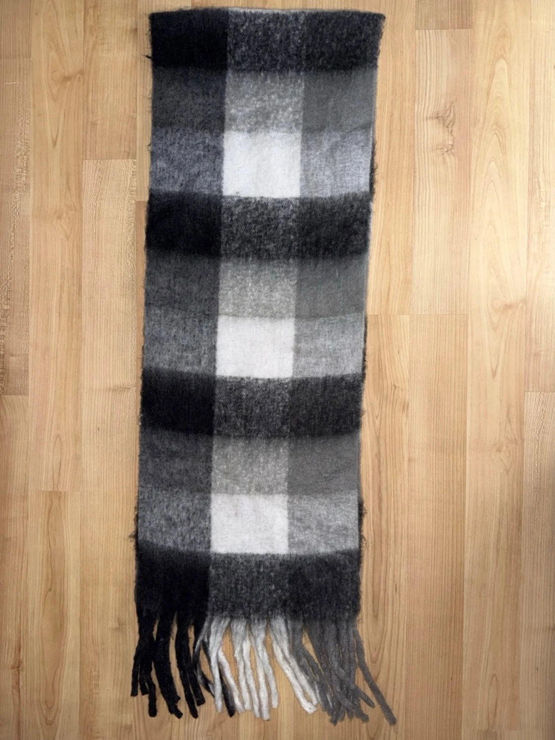 Rutig halsduk i svart, grått och vitt - 1