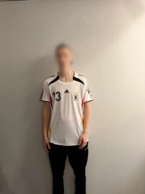 Tyskland landlags tröja Ballack - Säljer en vit Tyskland fotbollströja med nummer 13 Ballack på ryggen. Tröjan är 73.5 cm lång och 54 cm bred och modellen på bilden är 189 cm lång och väger 77kg. Bara att höra av sig vid frågor. 