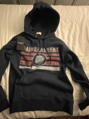 Äkta Saint Laurent Hoodie! - En mörkblå Saint Laurent hoodie i storlek S. Snygg och perfekt nu när det är kallt!