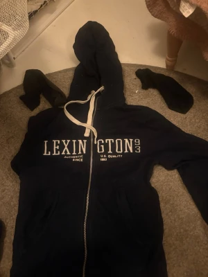 Lexington hoodie  - Blå lexington hoodie i bra skick!