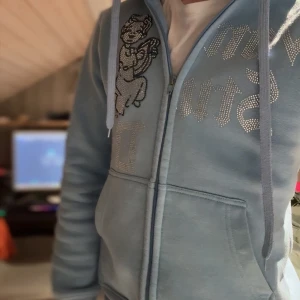 Von studio hoodie zip - Säljer en ljus blå vonstudio zip tröja. Storlek XS